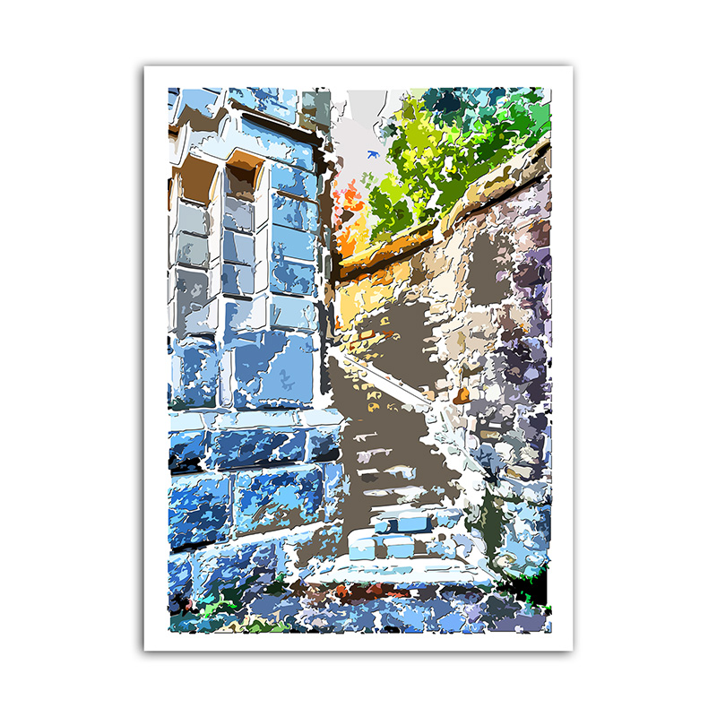 Escalier extérieur longeant une église et un vieux mur de pierre, recomposé en fragments bleus, gris, verts, ocres et blancs, œuvre Comma de Pierre Tomy Le Boucher.