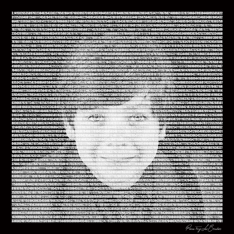 Enfant d'environ dix ans en costume-cravate devant le nombre pi inscrit en blanc sur un fond noir, œuvre de Pierre Tomy Le Boucher.