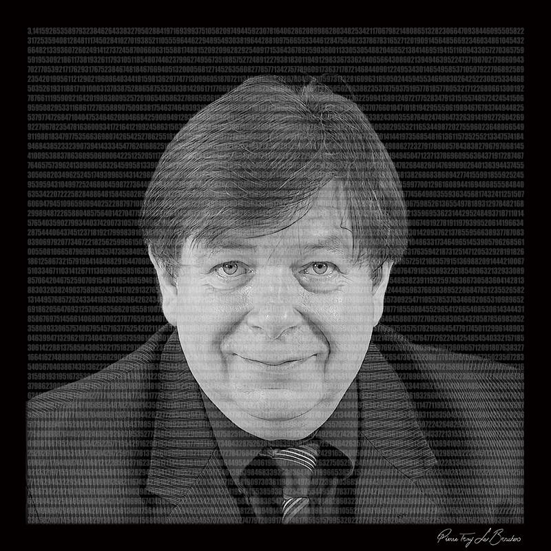 Homme d'environ 50 ans en costume-cravate devant le nombre pi presque imperceptible sur un fond noir, œuvre de Pierre Tomy Le Boucher.