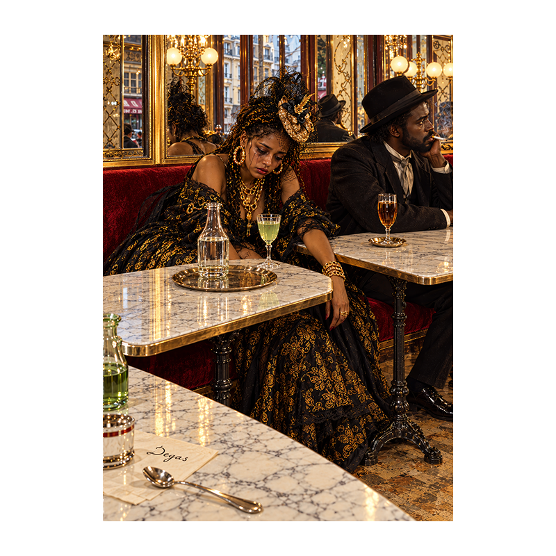 Une femme en robe noire et or, affaissée devant un verre d’absinthe dans un café aux miroirs dorés, tandis qu’un homme coiffé d’un chapeau regarde ailleurs.