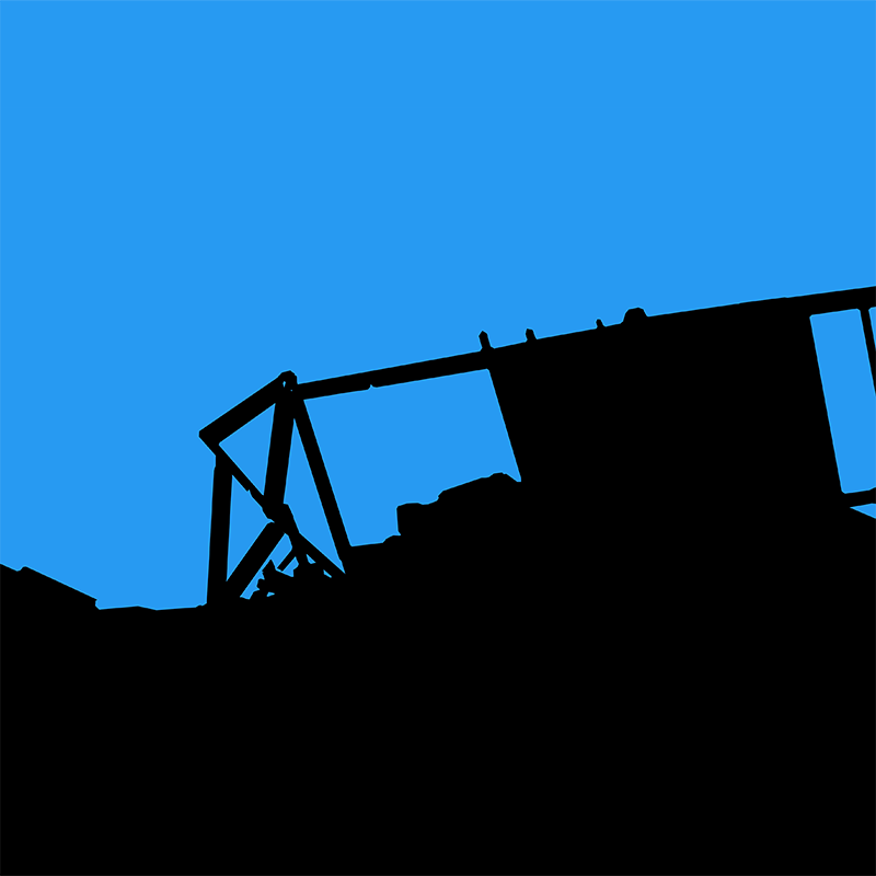Silhouettes noires d’une structure métallique et d’une architecture sur un ciel bleu uniforme.