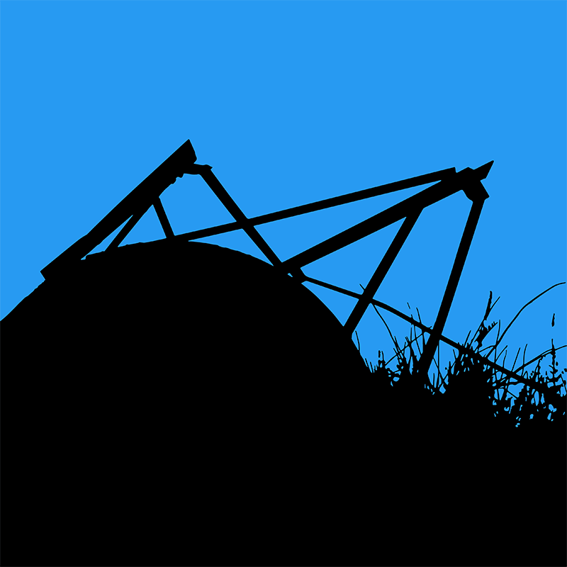 Silhouettes noires d’une structure géométrique, d’une masse sombre et de végétation sur un ciel bleu uniforme.