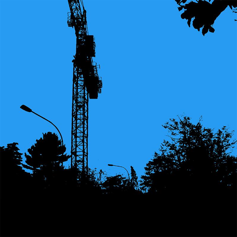 Silhouettes noires d’une grue, d’arbres et de lampadaires sur un ciel bleu uniforme.