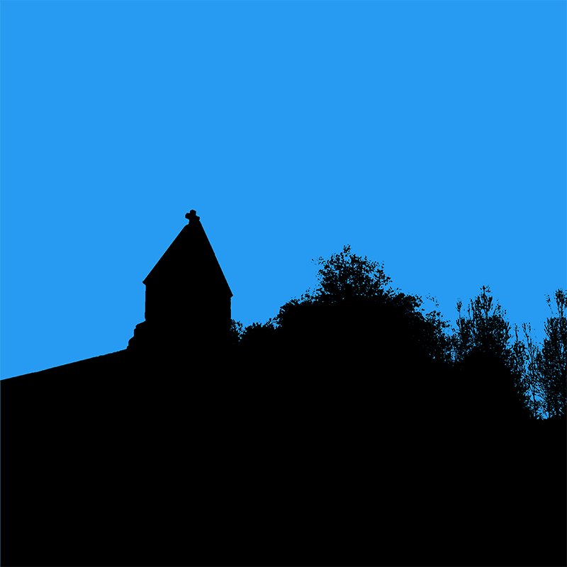 Silhouettes noires d’un clocher, d’une toiture et de végétation sur un ciel bleu uniforme.