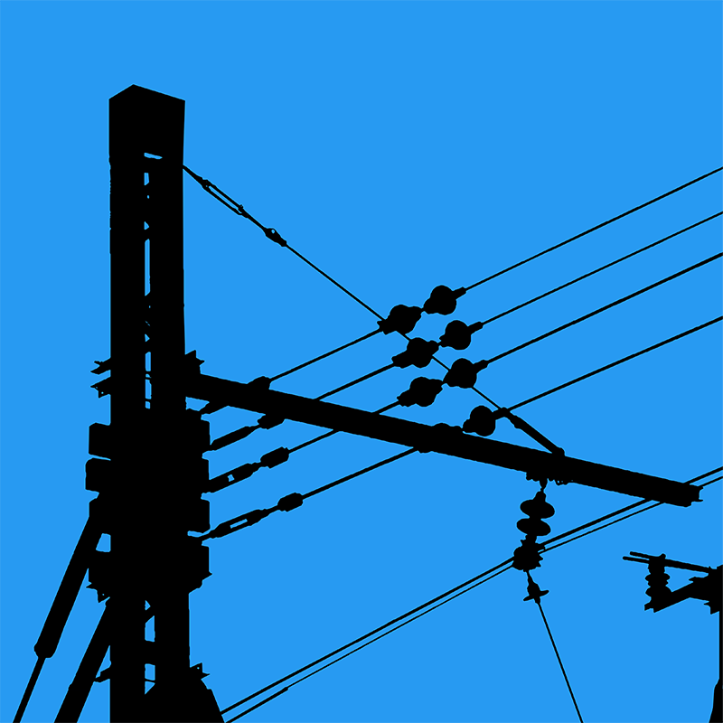 Silhouettes noires d’un équipement ferroviaire, de câbles et d’isolateurs sur un ciel bleu uniforme.