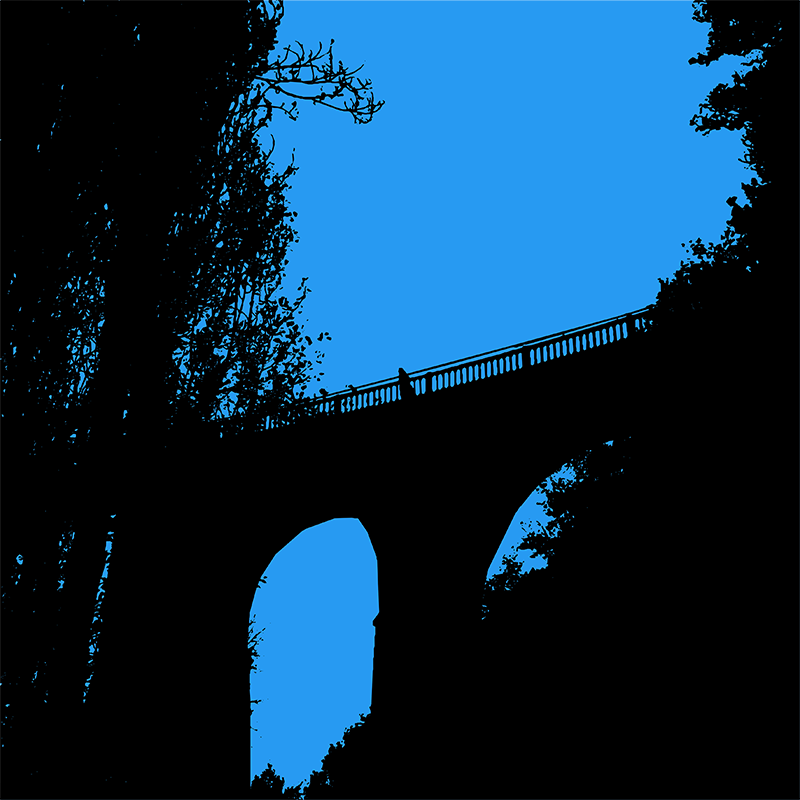 Silhouettes noires d’un pont et de végétation encadrant des surfaces de ciel bleu uniforme.