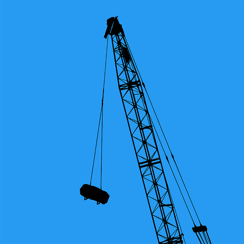 Silhouette noire d’une grue et de ses câbles sur un ciel bleu uniforme.