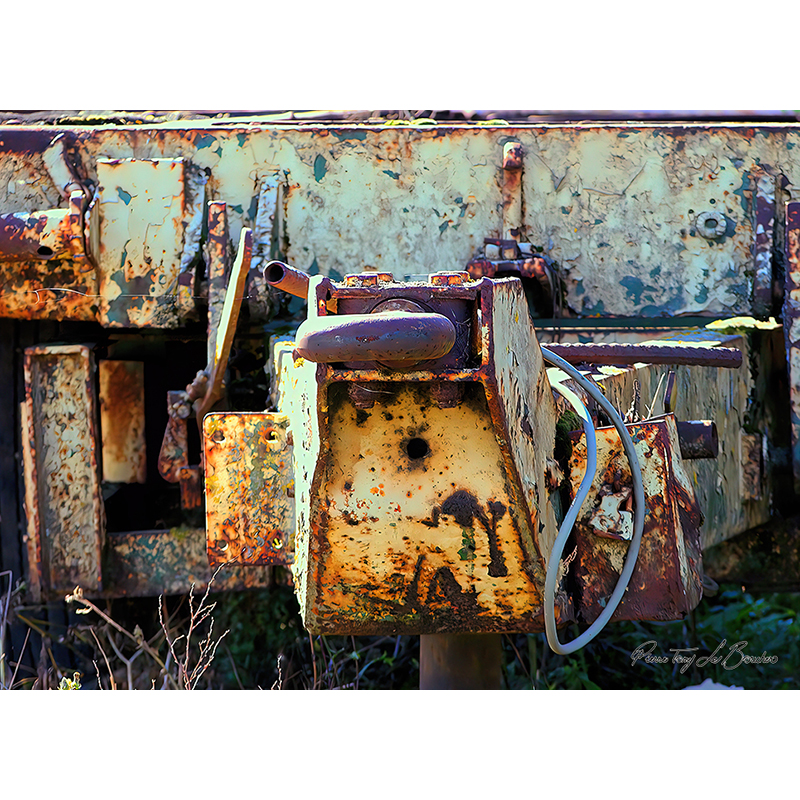 Ancienne structure métallique ferroviaire peinte en jaune clair, fortement marquée par la rouille, les coulures et l’usure, œuvre photographique de Pierre Tomy Le Boucher.