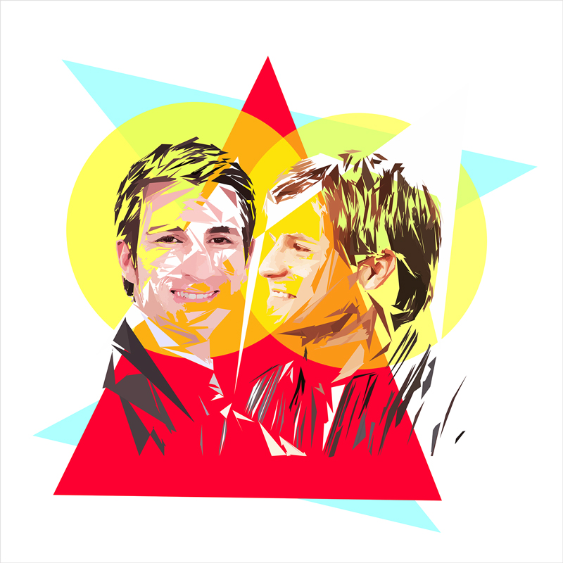 Deux hommes souriants aux cheveux courts, l’un de face et l’autre tourné vers lui, devant deux disques jaunes, parmi des fragments géométriques rouges, noirs, blancs et turquoise.