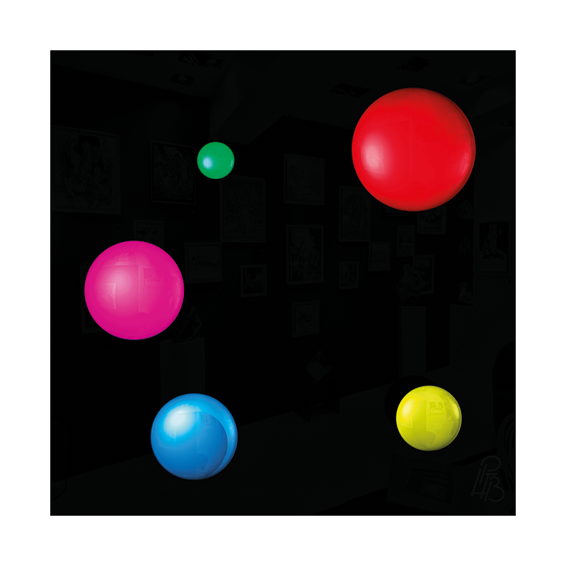 Préfiguration 3D de l’œuvre Les taches de naissance d’Anton Ivanovitch Dénikine, composée de cinq macules en relief verte, rouge, magenta, bleue et jaune sur un fond noir brillant.