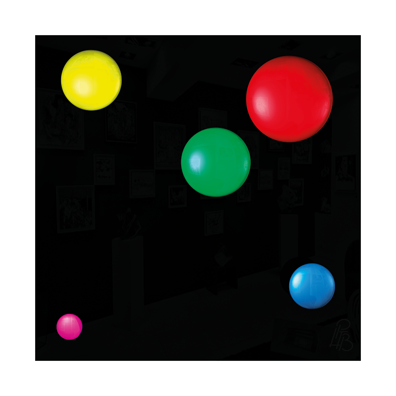 Préfiguration 3D de l’œuvre Les taches de naissance de Charles Baudelaire, composée de cinq macules en relief jaune, rouge, verte, bleue et magenta sur un fond noir brillant.