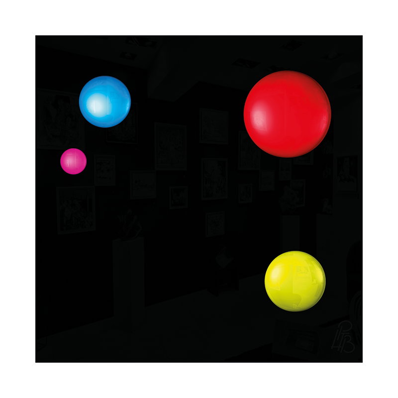 Préfiguration 3D de l’œuvre Les taches de naissance de Charles Péguy, composée de quatre macules en relief bleue, magenta, rouge et jaune sur un fond noir brillant.