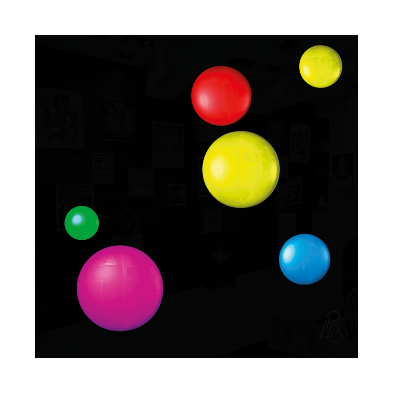 Préfiguration 3D de l’œuvre Les taches de naissance de Gustave Flaubert, composée de six macules en relief rouges, jaunes, verte, magenta et bleue sur un fond noir brillant.
