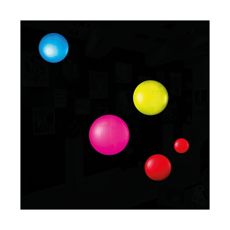 Préfiguration 3D de l’œuvre Les taches de naissance de François-René de Chateaubriand, composée de cinq macules en relief bleue, jaune, magenta et rouges sur un fond noir brillant.