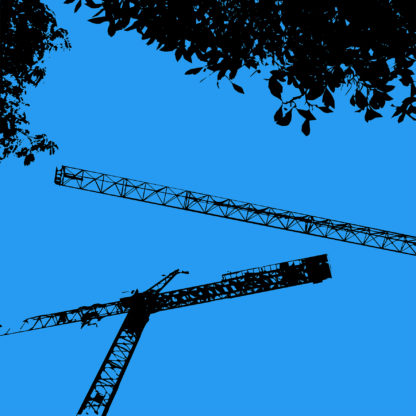 Forme et fond - Toile en noir et bleu représentant Des grues et des arbres - BTP dans la ville