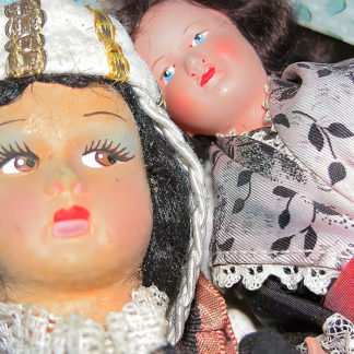 Détail de 2 poupée oublié dans un grenier et sûrement détruit aujourd’hui possédant les stigmates du temps et de l'usage.