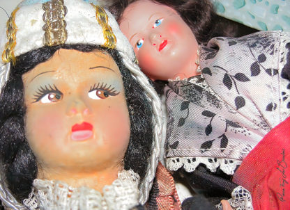 Détail de 2 poupée oublié dans un grenier et sûrement détruit aujourd’hui possédant les stigmates du temps et de l'usage.