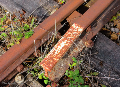 Aiguillage de rail SNCF possédant les stigmates du temps et de l'usage.