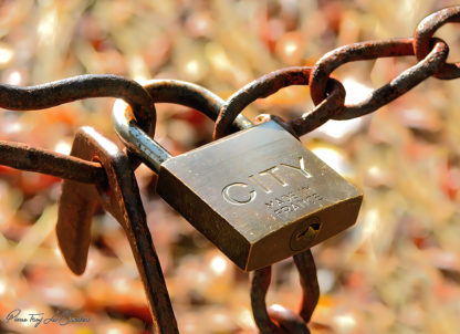 cadenas rouillé possédant les stigmates du temps et de l'usage.