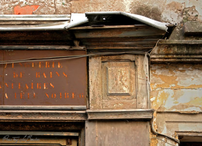 Façade chez Jean-Luc à Poitiers possédant les stigmates du temps et de l'usage.