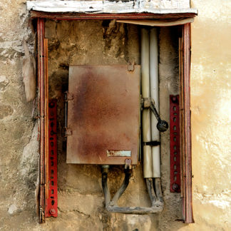 Compteur électrique de l'ancien rectorat de Poitiers possédant les stigmates du temps et de l'usage.