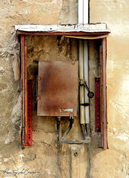 Compteur électrique de l'ancien rectorat de Poitiers possédant les stigmates du temps et de l'usage.