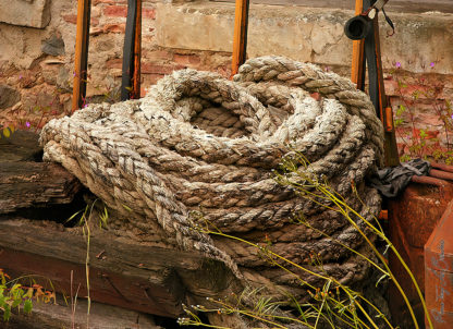 Corde de Marin sur le port de la Rochelle possédant les stigmate du temps et de l'usage.