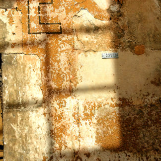 Mur de plâtre possédant les stigmates du temps et de l'usage.