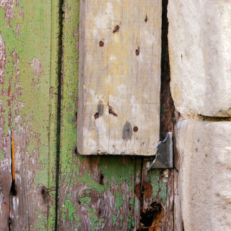 Porte rafistolée à Chasseneuil-du-Poitou apparition des stigmates du temps et de l'usage.