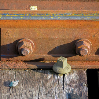 Détail d'une portion de rail SNCF avec l'apparition des stigmates du temps et de l'usage.