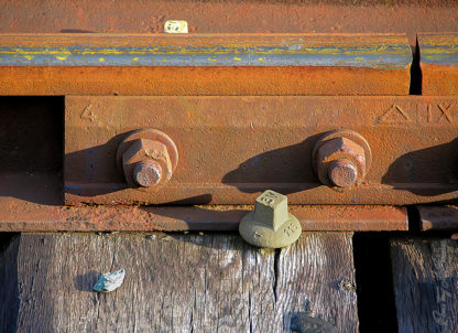 Détail d'une portion de rail SNCF avec l'apparition des stigmates du temps et de l'usage.