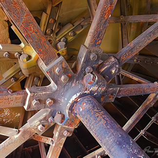 Détail d'un moyeu du roue du moulin de Chasseigne à Poitiers avec l'apparition des stigmates du temps et de l'usage.