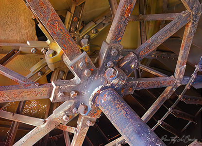 Détail d'un moyeu du roue du moulin de Chasseigne à Poitiers avec l'apparition des stigmates du temps et de l'usage.