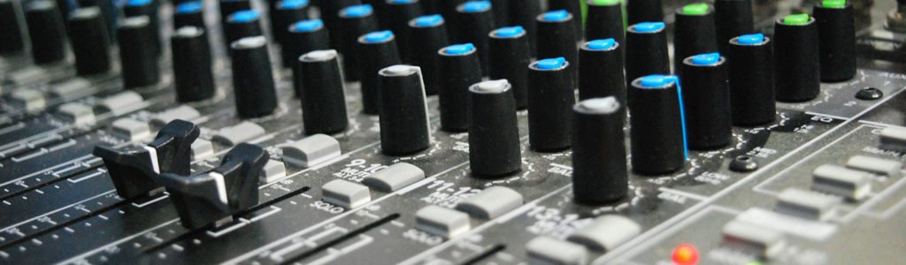 formation adobe audition avec une table de mixage audio