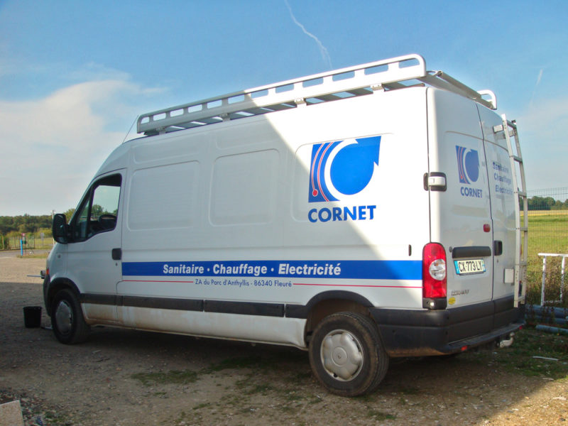 Ici et là-bas : Présentation de la signalétique véhicule de la Sarl Cornet à Fleuré