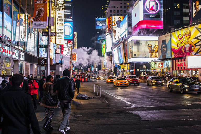 Identité visuelle : rues de New York avec enseignes lumineuses