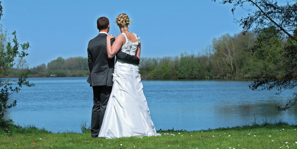 Adobe Lightroom avec une photo de jeunes mariés devant un lac