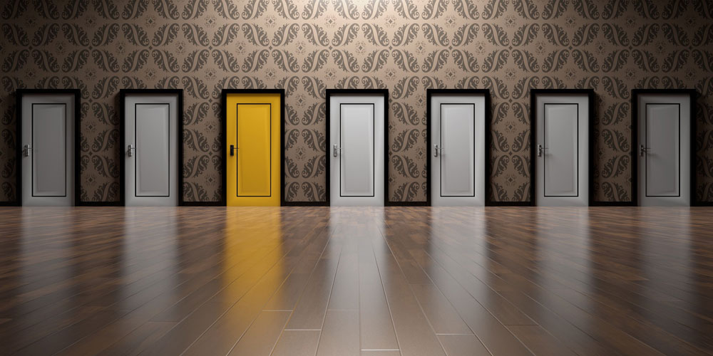 7 portes blanches dont une porte jaune permet de comprendre le type de chemin à parcourir pour réaliser la bonne stratégie marketing