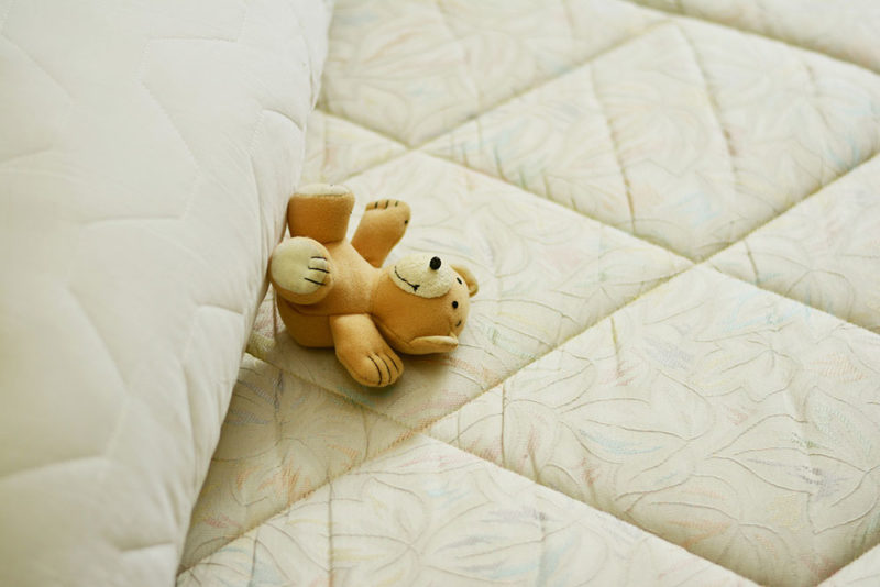 Marketing : Un ourson en peluche sur-matelas