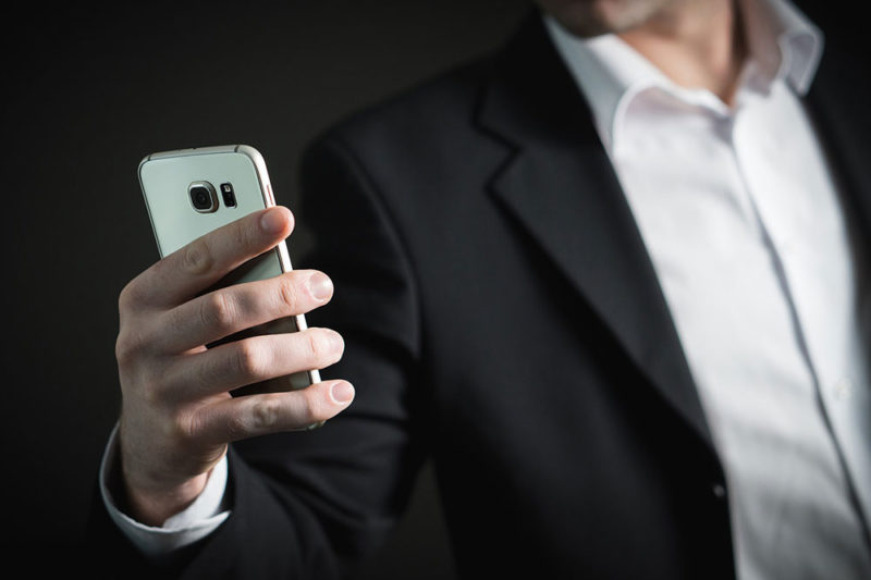 Marketing : ptlb-communication - un homme avec un smartphone