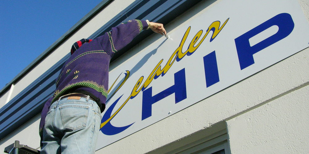 Signalétique : pose de l'enseigne de Leader Chips à Poitiers