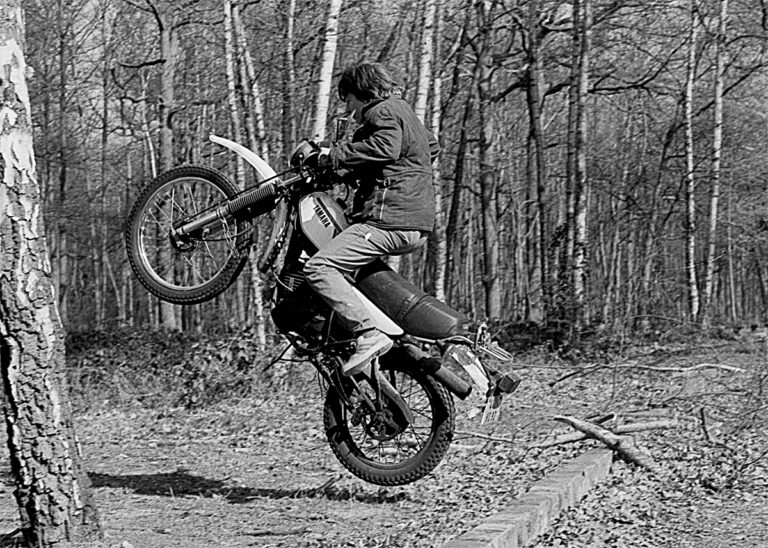 Prise de vue en noir et blanc, réalisée par Xavier Bolfan, de photographies pendant les années 1978/1982 de Pierre Tomy Le Boucher à Versailles - Photo 06