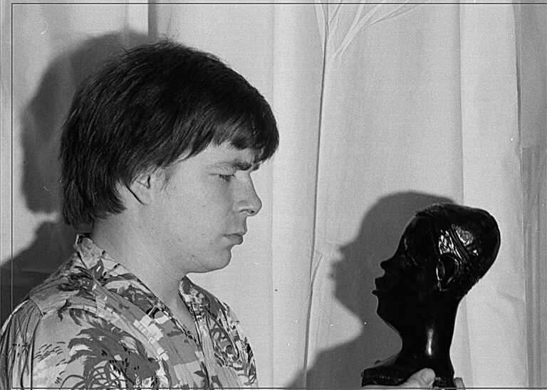Prise de vue en noir et blanc, réalisée par Xavier Bolfan, de photographies pendant les années 1978/1982 de Pierre Tomy Le Boucher à Versailles - Photo 08