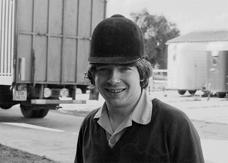 Prise de vue en noir et blanc, réalisée par Xavier Bolfan, de photographies pendant les années 1978/1982 de Pierre Tomy Le Boucher à Versailles - Photo 16