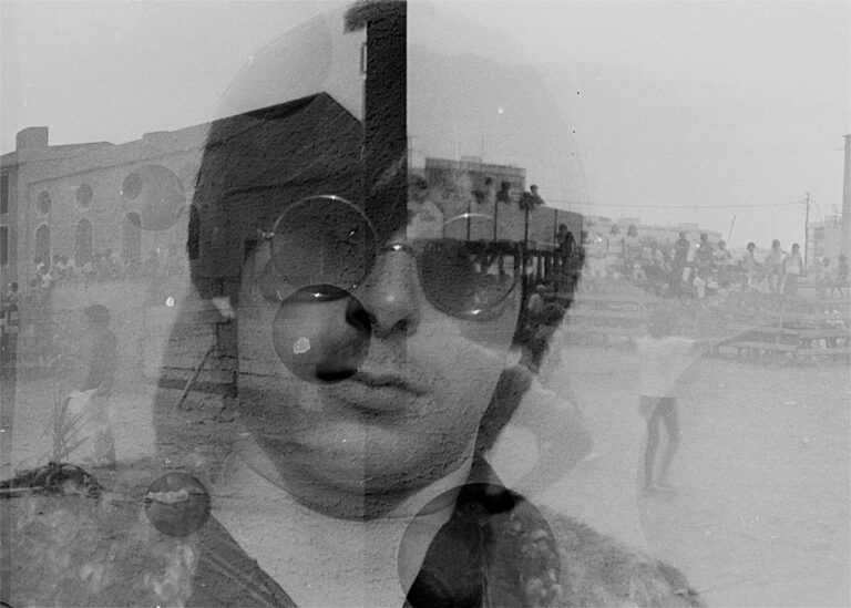 Prise de vue en noir et blanc, réalisée par Xavier Bolfan, de photographies pendant les années 1978/1982 de Pierre Tomy Le Boucher à Versailles - Photo 20