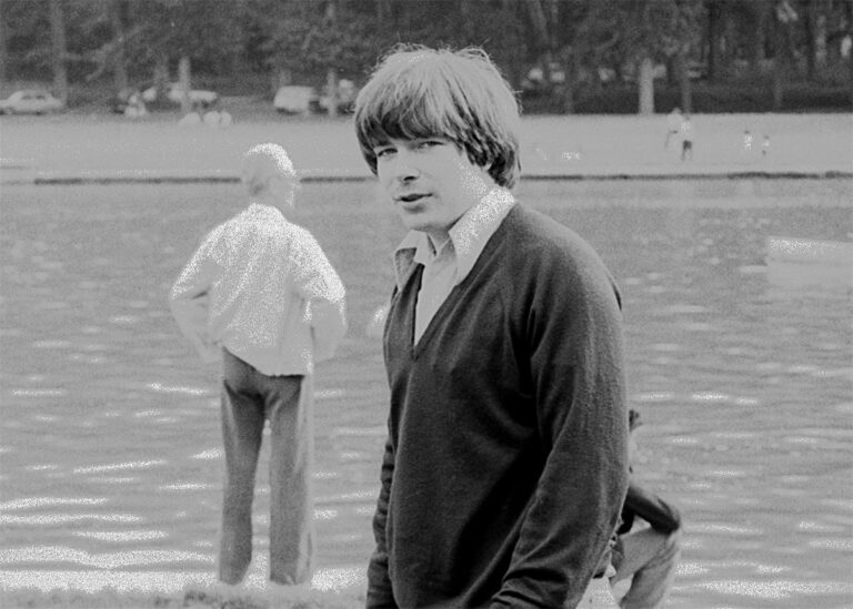 Prise de vue en noir et blanc, réalisée par Xavier Bolfan, de photographies pendant les années 1978/1982 de Pierre Tomy Le Boucher à Versailles - Photo 21