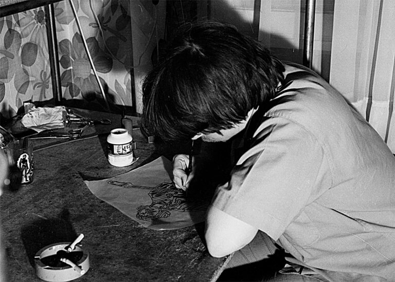 Prise de vue en noir et blanc, réalisée par Xavier Bolfan, de photographies pendant les années 1978/1982 de Pierre Tomy Le Boucher à Versailles - Photo 24