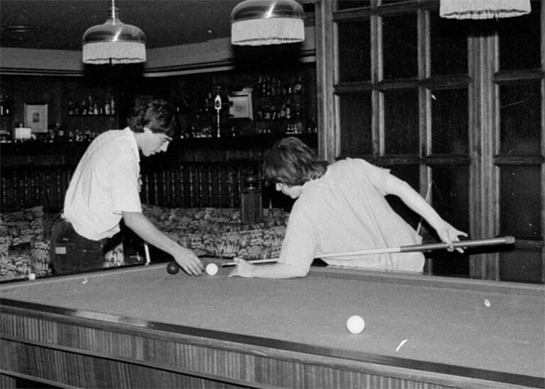 Prise de vue en noir et blanc, réalisée par Xavier Bolfan, de photographies pendant les années 1978/1982 de Pierre Tomy Le Boucher à Versailles - Photo 35