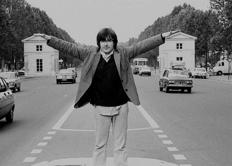 Prise de vue en noir et blanc, réalisée par Xavier Bolfan, de photographies pendant les années 1978/1982 de Pierre Tomy Le Boucher à Versailles - Photo 37