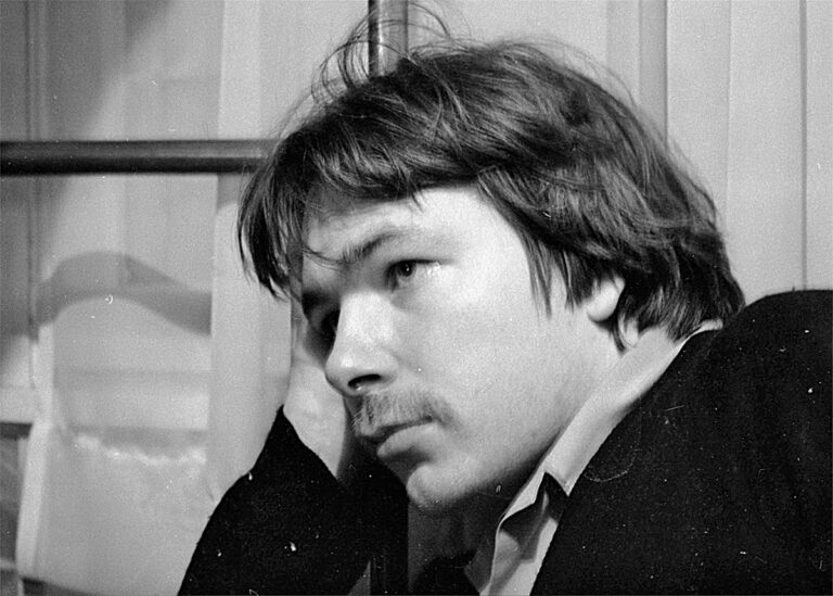 Prise de vue en noir et blanc, réalisée par Xavier Bolfan, de photographies pendant les années 1978/1982 de Pierre Tomy Le Boucher à Versailles - Photo 38